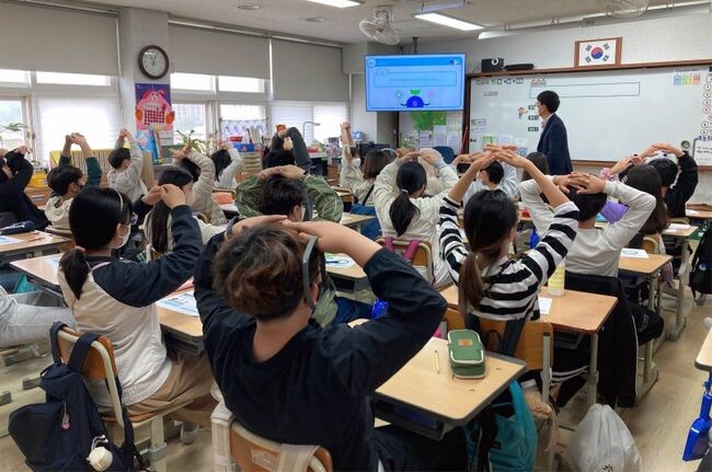 법무부는 교육부&middot;여성가족부와 연계하여 초&middot;중&middot;고등학생과 학교밖&middot;가정밖 청소년을 직접 찾아가는 &lsquo;마약 예방 법교육 출장강연&rsquo;을 실시하고 있다고 밝혔다. 사진은 마약 예방 법교육 출장강연 모습.&nbsp;