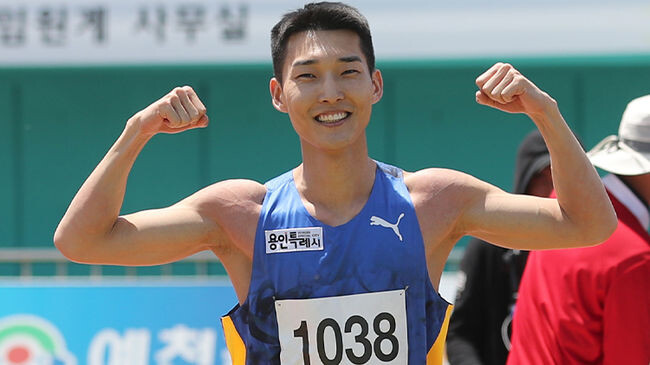 &lsquo;제51회 KBS배 전국육상경기대회&rsquo;에서 대회 신기록을 작성하며 금메달을 거머쥔 높이뛰기 우상혁 선수&nbsp;