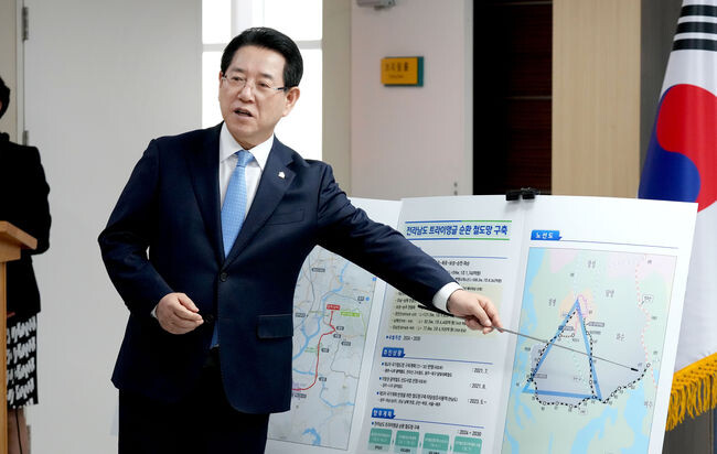 김영록 전라남도지사가 9일 도청 브리핑룸에서 광주(상무&middot;소태)~나주~목포~보성~순천&middot;화순을 연결하는 &lsquo;전라남도 트라이앵글 순환 철도망 구축&rsquo; 에 관련한 언론 브리핑을 하고 있다.