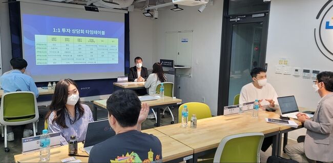 데모데이에서 참여기업과 투자자간 네트위킹을 하고있다.
