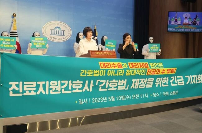 병원에서 근무 중인 진료지원간호사 7명은 10일 국회 소통관에서 &lsquo;진료지원간호사 간호법 제정을 위한 기자회견&rsquo;을 열고 있다.&nbsp;