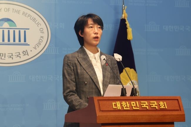 정의당 장혜영 의원은 11일 국회 소통관에서 기자회견을 열고 더불어민주당 김남국 의원의 '코인 논란'에 국회가 재발방지 노력을 바로 시작해야 한다며 공직자 가상자산 신고법을 추진한다고 밝혔다. 