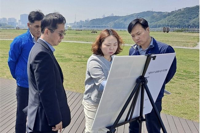 자영 의원이 기흥호수에서 걷기 편한 둘레길 조성 과정을 설명하며 수상골프연습장 계약 연장 반대 뜻을 전달하고 있다.