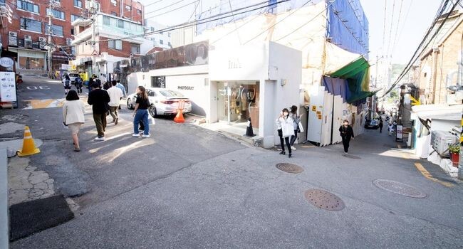이태원관광특구 보행환경 개선 대상지 중 하나인 한남동 카페거리 인근 보차혼용도로