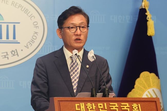 배진교 정의당 원내대표는 12일 오전 국회 소통관에서 기자회견을 열고 "국회의원 300명 전원의 코인 거래 내역과 보유 내역에 대한 국민권익위원회 차원의 전수조사를 제안한다"고 밝혔다.