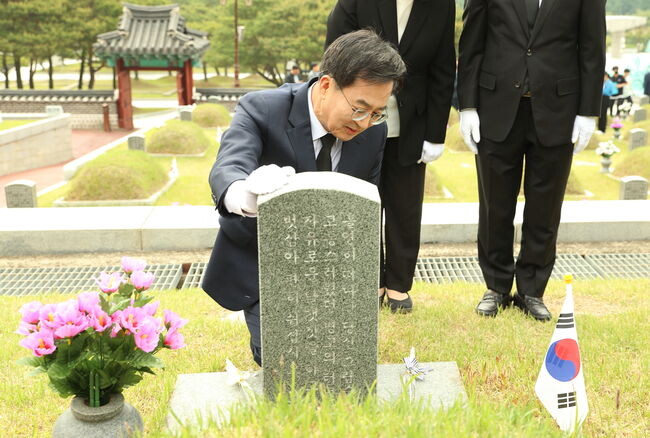 12일 오전 김동연 경기도지사가 광주광역시 국립5.18민주묘지를 방문했다.&nbsp;