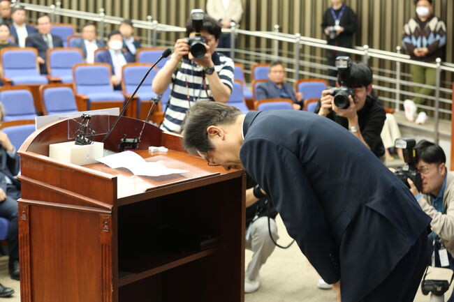이재명 더불어민주당 대표가 14일 국회에서 열린 쇄신의총에서 거액의 가상화폐 보유·투자 의혹으로 김남국 의원이 탈당한 것에 대해 허리 숙여 사과하고 있다. 