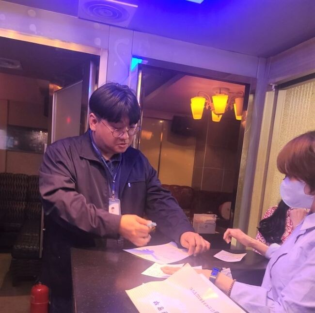 유흥업소 특별점검시 마약 중독과 위험성에 대해 홍보하는 모습
