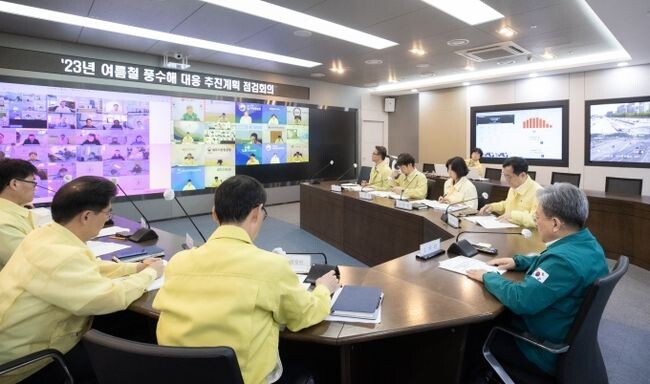 이원재 국토교통부 제1차관은 15일 오전 국토교통부 국가교통정보센터에서 '2023년 여름철 풍수해 대응 추진계획 점검회의'를 주관하고 있다.