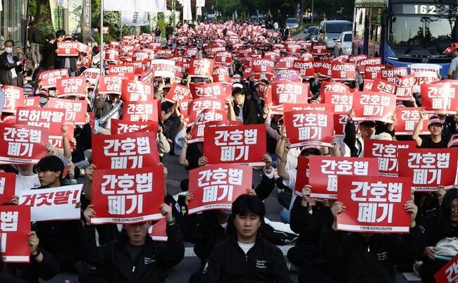 대한의사협회&middot;대한간호조무사협회&middot;요양보호사 등 13개 보건의료단체로 구성된 보건복지의료연대는 지난 11일 오후 서울 여의도 국회 앞에서 회원 5000명(주최 측 추산)이 참석한 가운데 간호법&middot;면허박탈법 폐기 2차 연가투쟁을 진행했다.&nbsp;