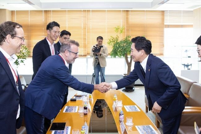 원희룡 국토교통부 장관은 16일 정부세종청사에서 영국의 기체 제작사 버티컬 에어로스페이스(이하 버티컬)의 스티븐 피츠패트릭(Stephen Fitzpatrick) CEO, 카카오모빌리티의 장성욱 부사장과 만나 한국 정부의 UAM 상용화 비전과 실증사업(그랜드챌린지)을 차질 없이 추진하기 위한 협력 방안을 논의했다.