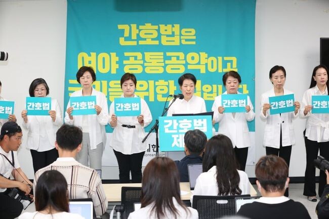 김영경 대한간호협회 회장이 17일 오전 서울 중구 대한간호협회관 인근에서 정부의 간호법 거부권 행사 관련 1차 대응방향 발표 기자회견을 하고 있다.&nbsp;