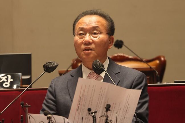 국민의힘 윤재옥 원내대표가 17일 서울 여의도 국회에서 열린 당 의원총회에서 발언을 하고 있다.&nbsp;