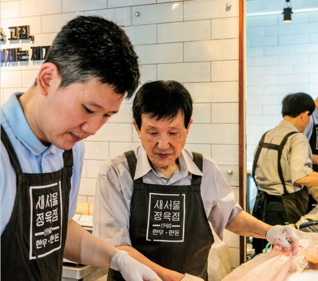 광명시가 &lsquo;백년가게&rsquo; 등 광명시민에게 꾸준히 사랑받고 성장 잠재력이 높은 소상공인과 점포를 찾아 적극 육성하기로 했다(광명시 백년가게 새서울정육점)