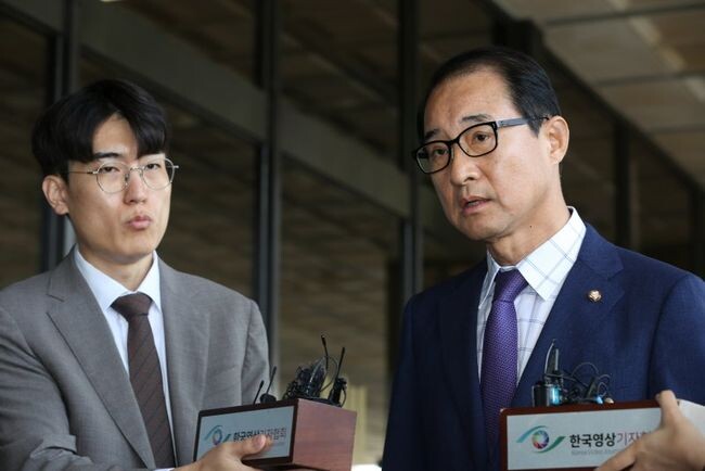 2021년 더불어민주당 전당대회 돈봉투 의혹 사건의 피의자 신분인 이성만 의원이 19일 오전 서초구 서울중앙지방검찰청에 피의자 신분으로 검찰 조사를 받기 위해 출석하고 있다. 