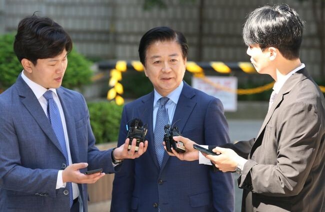 더불어민주당 노웅래 의원이 수천만 원대 뇌물과 정치자금을 받은 혐의로 법원에 첫 출석하면서 취재진에게 입장을 밝히고 있다.&nbsp;
