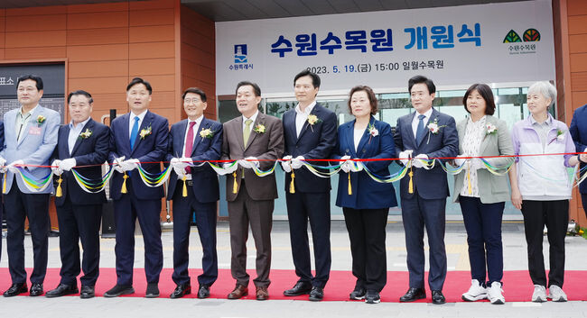 이재준 수원시장(오른쪽 6번째부터), 김기정 수원시의회 의장, 김영진 의원, 이재식 수원시의회 부의장 등이 개원식에서 테이프를 자르고 있다.&nbsp;