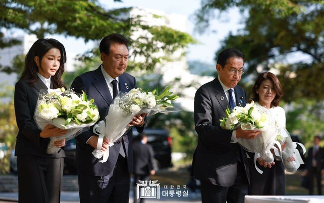 지난 5월 21일 윤석열 대통령 부부는 기시다 후미오 일본 총리 부부와 히로시마 평화기념공원에 있는 한국인 원폭희생자 위령비를 참배하고 있다. 사진=대통령실