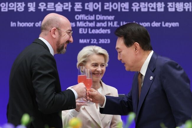 윤석열 대통령은 지난 22일 한-EU 정상회담이 끝난 후, 용산 대통령실에서 샤를 미셸 EU 상임의장과 우르술라 폰 데어 라이엔 EU 집행위원장을 초청해 만찬을 가졌다.