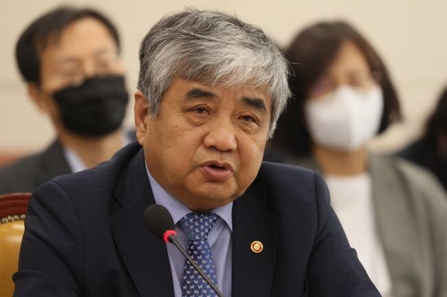 한상혁 방송통신위원장이 24일 오전 국회에서 열린 과학기술정보방송통신위원회 전체회의에서 의원질의에 답변하고 있다.