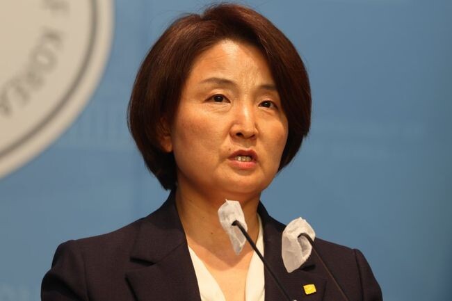 이은주 정의당 의원이 24일 오후 국회에서 노란봉투법 본회의 직회부와 관련 입장 발표 기자회견을 하고 있다.