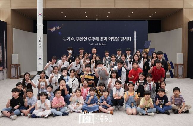 윤석열 대통령은 지난 24일 오후, 용산 대통령실에서 누리호 3차 발사를 함께 시청하기로 했던 초중고생 50여 명과 함께 대통령실 2층 집무실과 접견실, 확대회의장 등을 둘러보며 대화의 시간을 가졌다.