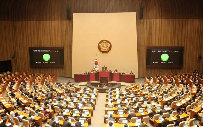 25일 오후 서울 여의도 국회에서 열린 본회의에서 '공직자윤리법 일부개정법률안'이 통과되고 있다.