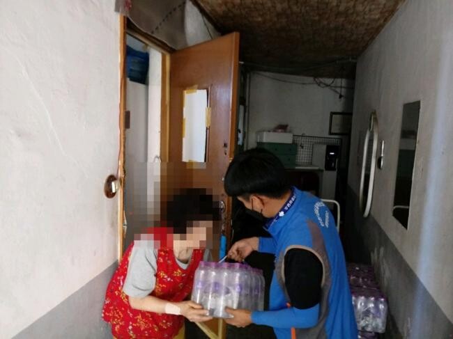 공동대응반이 쪽방촌을 방문해 필요 물품을 전달하고 있다.