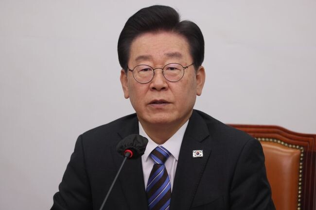 이재명 더불어민주당 대표는 26일 김기현 국민의힘 대표가 최근 식사 자리를 제안한 것을 두고 &quot;밥 먹고 술 먹는 건 친구들과 하고, 정책대화에 나서라&quot;고 공개적으로 직격했다.&nbsp;