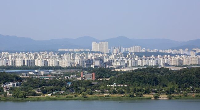 경기도가 2023년 &lsquo;공동주택 모범·상생관리단지&rsquo; 9월에 선정하기로 하고 참가 아파트를 모집한다. 사진은 경기도 일산의 아파트 단지들 모습.