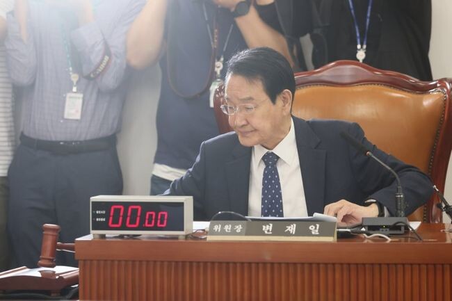 30일 오전 국회에서 열린 윤리특별위원회 전체회의에서 변재일 위원장이 의사봉을 두드리고 있다.&nbsp;