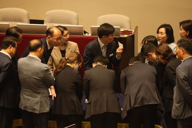 30일 국회 본회의에서 윤석열 대통령이 거부권을 행사한 간호법 재의결 투표 결과를 확인하고 있다
