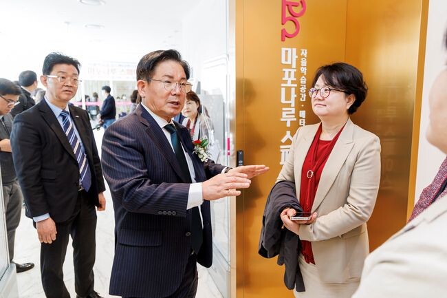 지난 3월 기부채납으로 조성한 마포나루 스페이스 개관식에 참석해 현장을 둘러보는 박강수 마포구청장