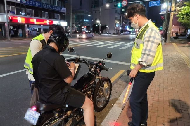 서울시는 소음기를 불법 개조하여 소음공해를 일으키는 이륜자동차로 인한 시민불편의 해소 및 교통사고 예방을 위해 서울경찰청·자치경찰위원회·자치구·교통안전공단과 합동으로 6월부터 4개월간 불법개조 이륜자동차 특별단속에 나선다. 