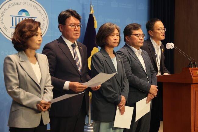 박주민 더불어민주당 의원이 1일 서울 여의도 국회 소통관에서 동료의원들과 함께 '경찰관 직무집행법 개정안' 발의 기자회견을 하고 있다. &nbsp;