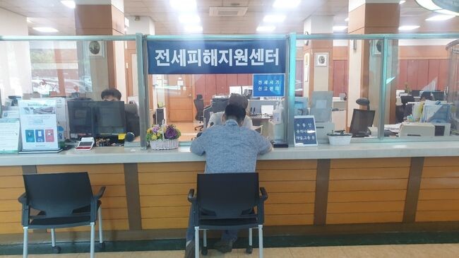 구로구가 &lsquo;건축왕 전세사기 예방대책&rsquo;을 추진한다. 사진은 구청 1층 부동산정보과에 설치된 &lsquo;구로구 전세피해지원센터&rsquo; 모습