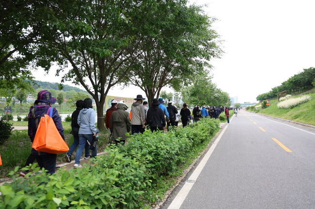 지난 5월에 열린 안양천사랑 가족건강 걷기 대회에서 주민들이 걷고 있다.&nbsp;