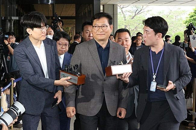 더불어민주당 송영길 전 대표가 7일 서울중앙지방검찰청에 자진 출석해 입장을 밝히고 있다. 