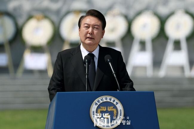윤석열 대통령이6월6일 오전, 국립서울현충원에서 개최된 ‘호국의 형제’ 안장식과 제68회 현충일 추념식에 참석하여 기념사를 하고 있다.