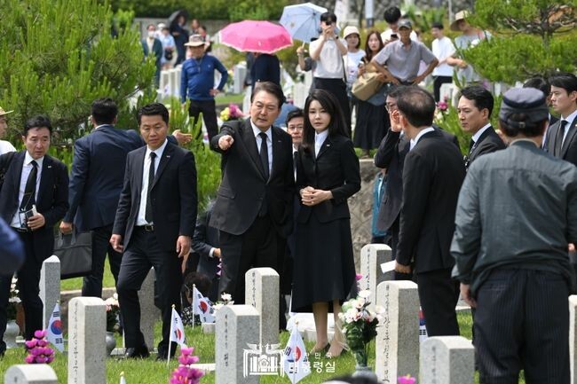 6월6일 윤석열 대통령 부부가 베트남전 및 대간첩 작전 전사자 묘역을 방문해, 묘역을 살펴보고 있다.