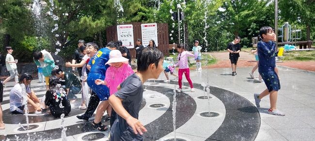 지난 3일 개장한 경주시 안강종합운동장 음악분수대에서 아이들이 물놀이을 하며 즐거워하고 있다