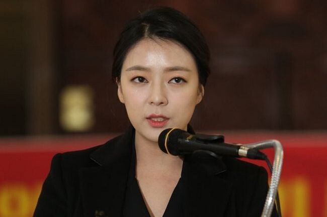 배현진 의원(송파을)은 서울시가 '토지거래허가제'를 연장하기 위한 도시계획위원회를 7일 소집한 것에 대해 토지거래허가제의 부작용과 위헌적 요소를 강력 비판하며 정부와 서울시에 토지거래허가제 철회를 요구했다.&nbsp;