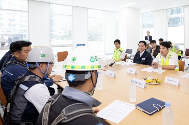 원희룡 국토교통부 장관은 8일 오전 10시부터 서울 구로에 위치한 건설 현장을 방문하여 근로자 휴게시설 설치현황을 점검하고, 발주청&middot;건설사에 양질의 휴게시설을 충분하게 마련하여 줄 것을 당부했다.