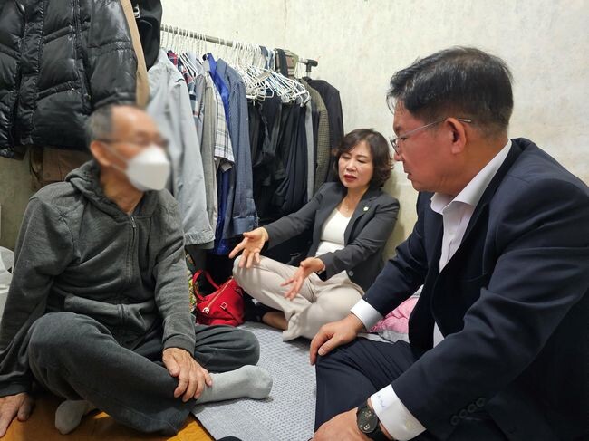 15일 망원동 독거 어르신을 방문한 박강수 마포구청장