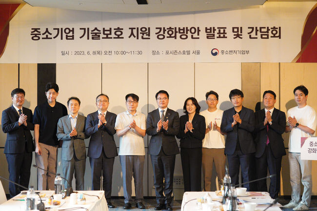 조주현 중소벤처기업부 차관(왼쪽에서 여섯 번째)은 <span lang="EN-US">8