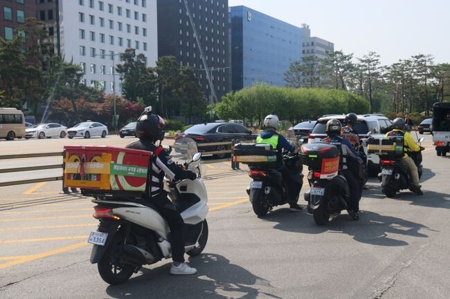 국토교통부는 배달업 사고 감축 등을 위해 업계(배달업 인증) 및 라이더 단체, 경찰청, 교통안전공단, 보험업계 등과 '배달업 안전교육 협의체'를 구성하고, 6월9일 첫 회의를 개최한다고 밝혔다.