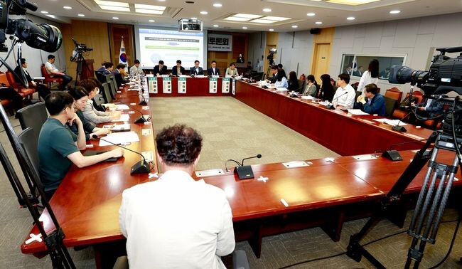 경기도는 지난 8일 국회의원회관 제1세미나실에서 염태영 경기도 경제부지사와 국회의원, 민간 전문가, 공무원 등이 함께하는 &lsquo;데이터 분권 국회토론회&rsquo;를 열었다.