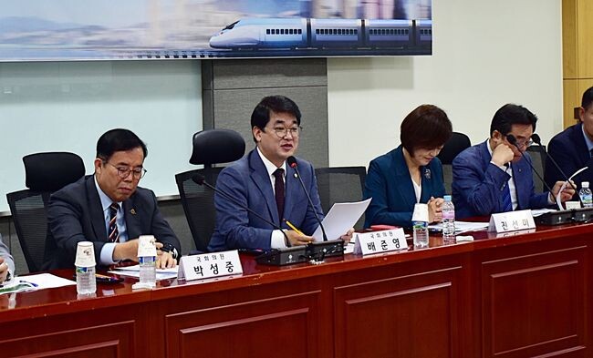 배준영 의원(인천 중구·강화군·옹진군)은 9일 박성중 의원(서울 서초구을)과 함께 의원회관에서 ‘수도권 광역급행철도(GTX-D Y자 노선)확충 토론회’를 공동 개최했다.