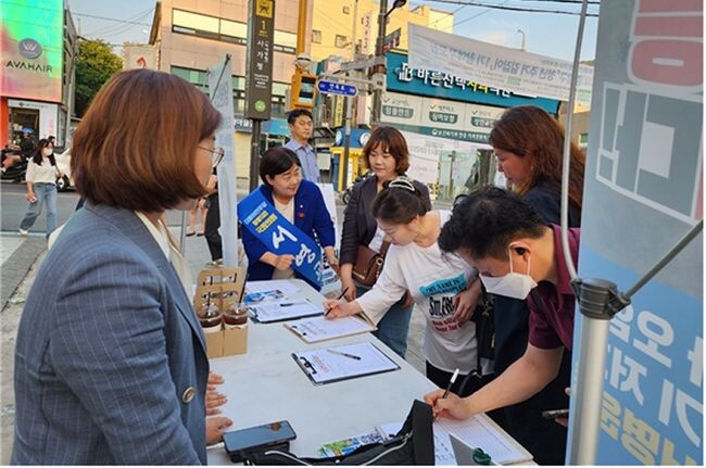 사가정역에서 시민들의 서명운동 참여를 독려하는 서영교 의원