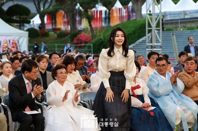 김건희 여사는 지난 9일 오후 유네스코 인류무형문화유산인 ‘한산모시’의 가치와 우수성을 널리 알리기 위해 개최되는 제33회 한산모시문화제를 축하하고자 충남 서천을 방문했다.